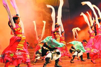 西藏自治区答谢团慰问演出的歌舞节目热情奔放,高潮不断,赢得观众