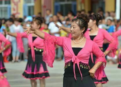 广场舞是一种高雅的娱乐活动,跳舞者不仅自得其乐,而且还能引来旁观者